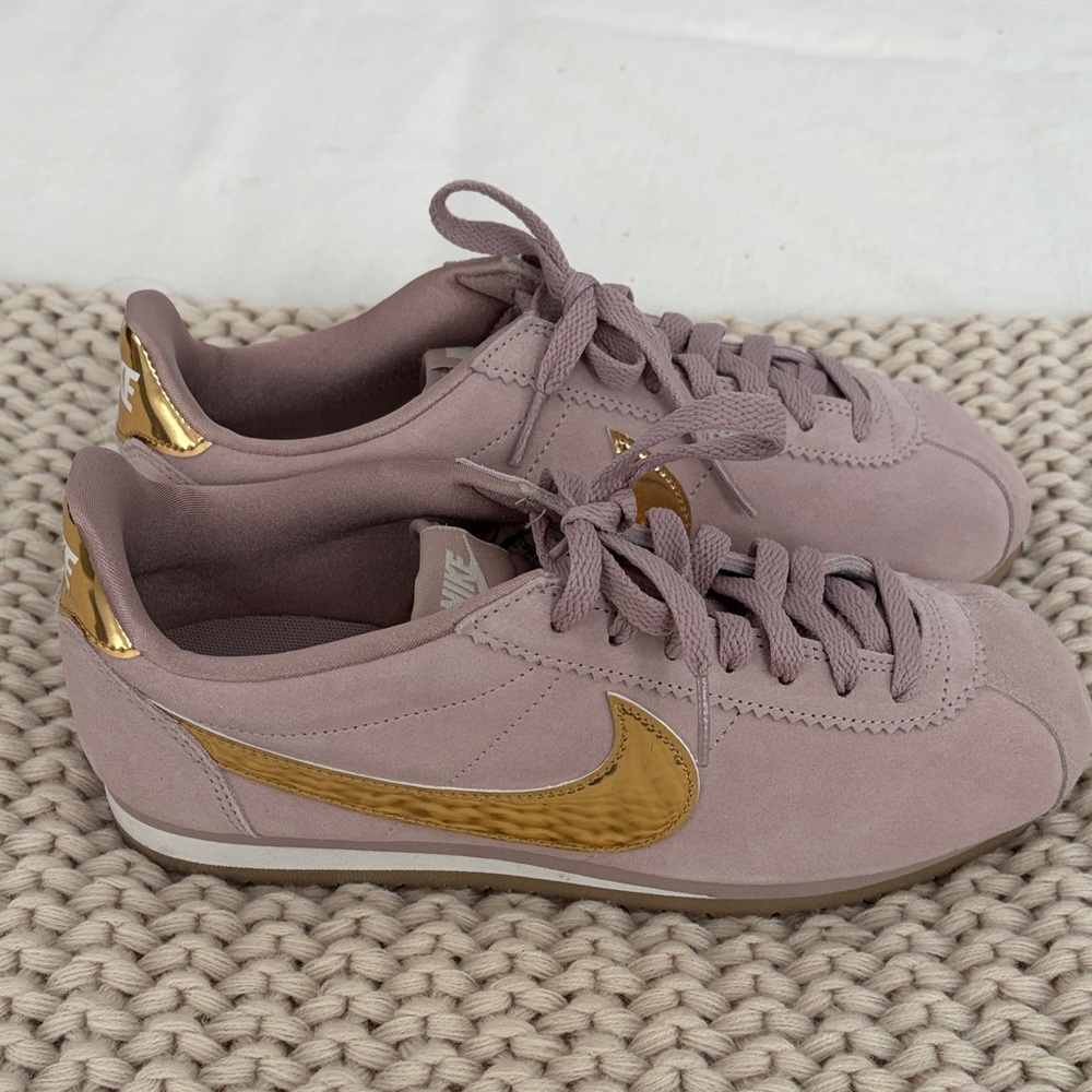 Nike Women's Mauve Sneakers